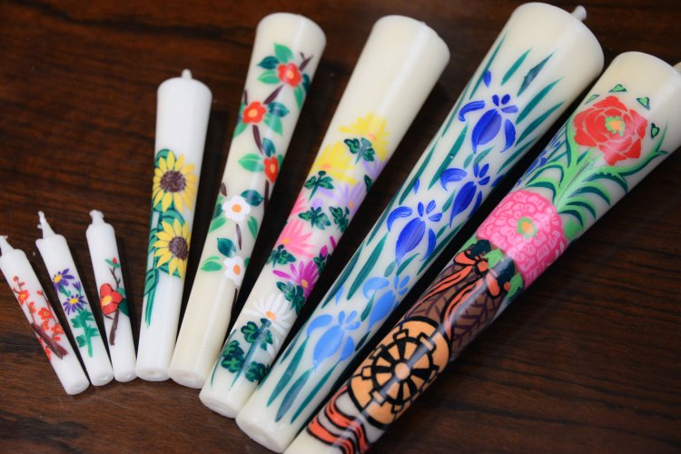 手描きの和ろうそく。ハゼの実が原料の純木蝋で芯にイグサを使う。