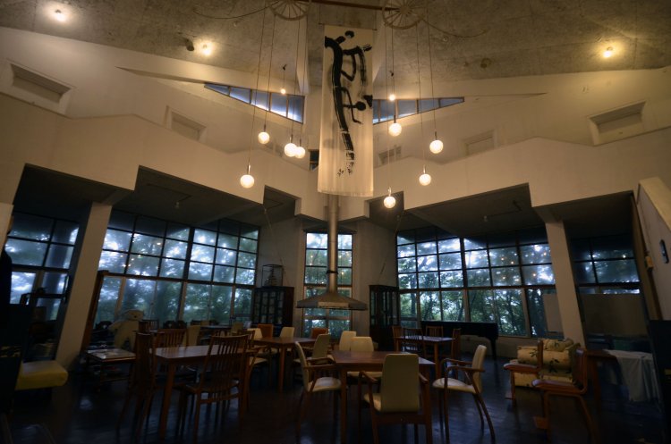 階段になったホールの回廊に沿って客室を設けたユニークな設計。