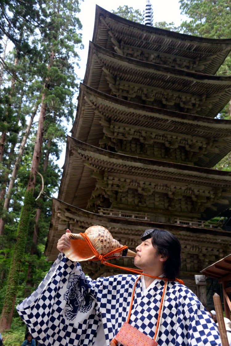 羽黒山の参道では山伏に出会うことも。凛とした姿に憧れたら体験を。