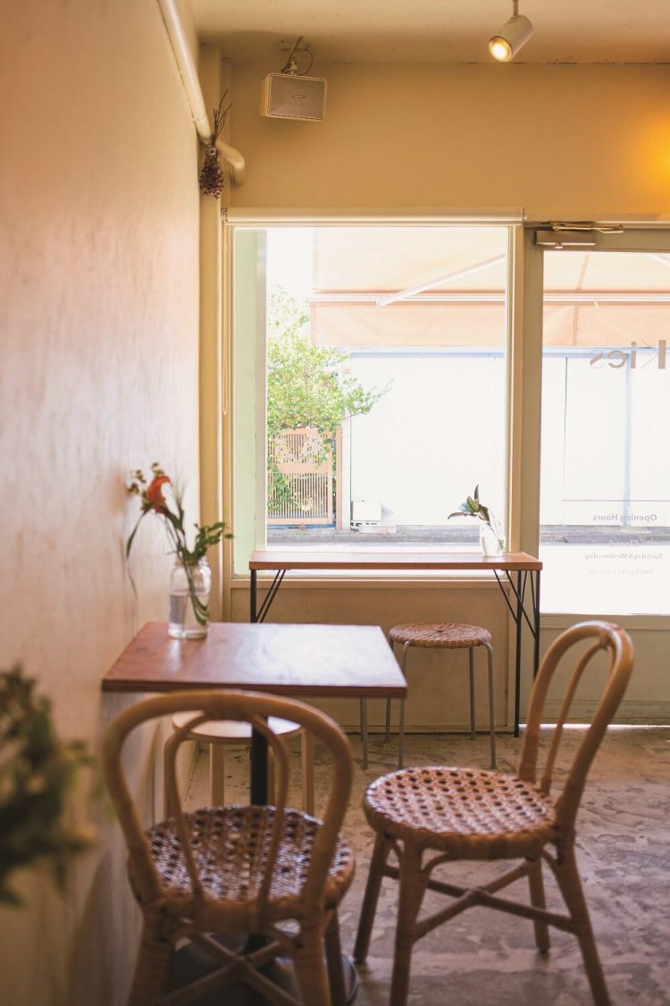 イートイン8席。イギリス紅茶や国分寺『どりっぷ』のコーヒーを。