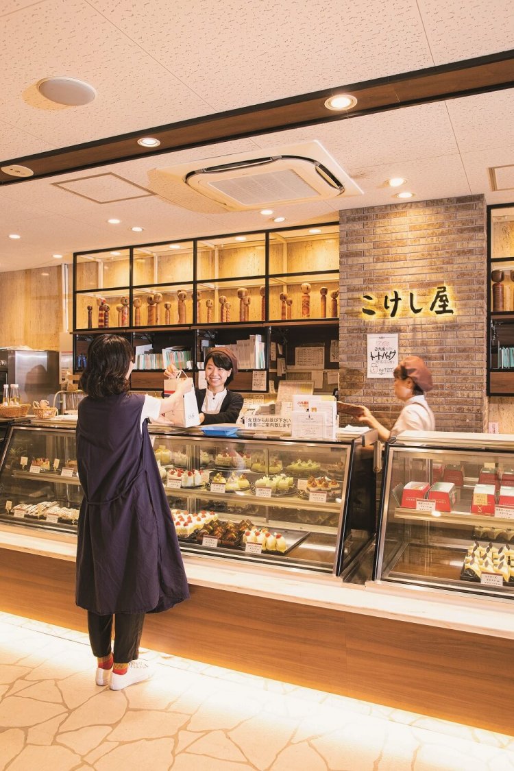 「お客様からのいただきもの」を含むこけしが壁に並ぶ。