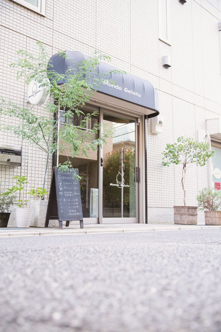 男性も気軽に入りやすいシックな外観。