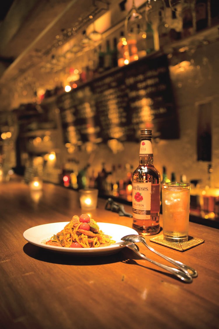 SWITCHナポリタン1250円をフォアローゼズ水割800円と。