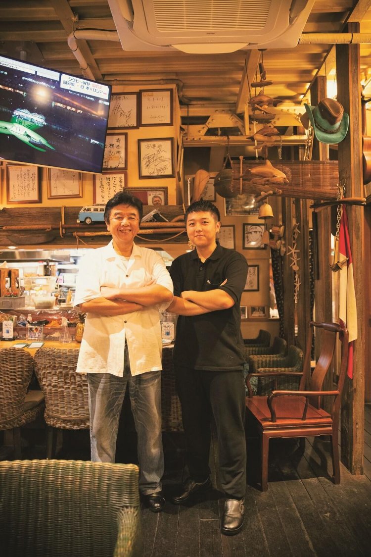 名物店主の江口正明さんと店長修業中の元氣さん親子。