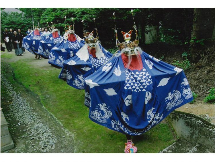 獅子は一人立ちで５頭からなり、幸せを祝い悪霊退治を願って舞う。