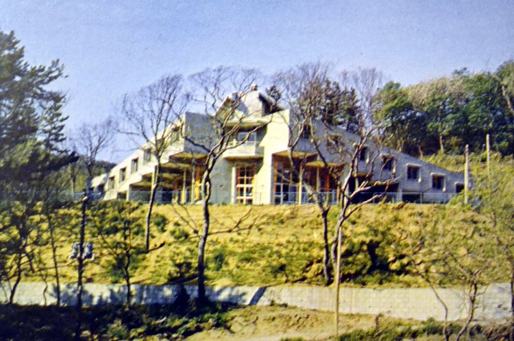 昭和46年(１９７１)竣工時の外観。今は木々に覆われ全容は見ずらい。