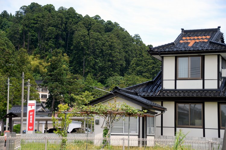 屋根瓦の色を変えて郵便マークを表しているクールな善宝寺郵便局。
