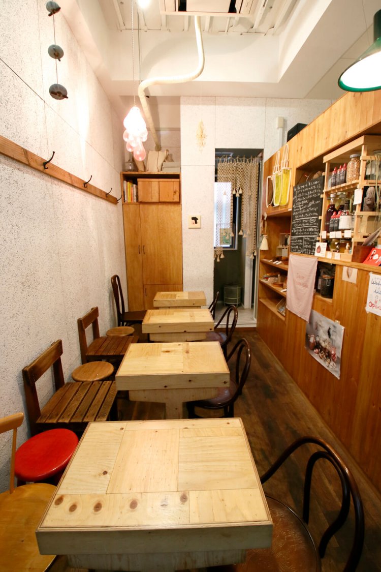 隠れるように潜む小体な店。