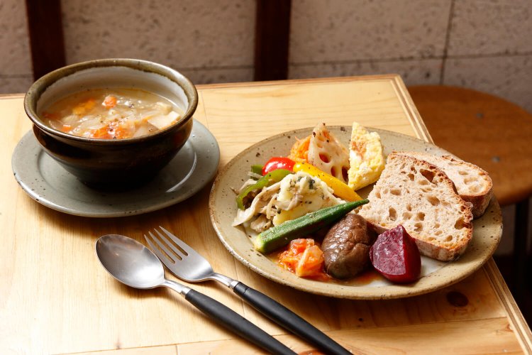  iloプレート1150円。冬瓜ときのことトマトのスープ、古代小麦のカンパーニュ、総菜あれこれ。