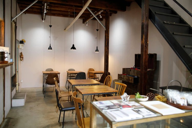 2軒長屋の１軒を改装。2階はギャラリーだが、ドリンクのみの利用も可。