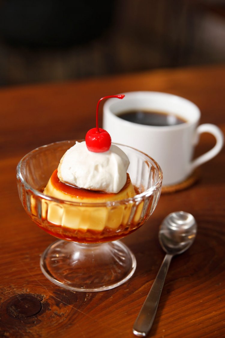 プリン440円とコーヒー550円はセット935円。