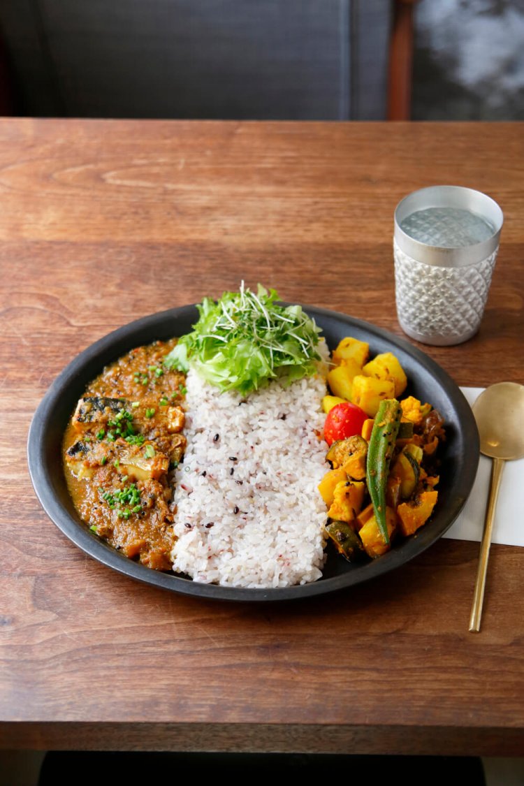 ハーフ＆ハーフ1100円。右から、野菜カレー、雑穀米、今週のカレー・トマトベースのサバカレー。