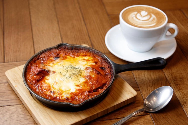 半熟卵のカレードリア900円、カフェラテ500円。