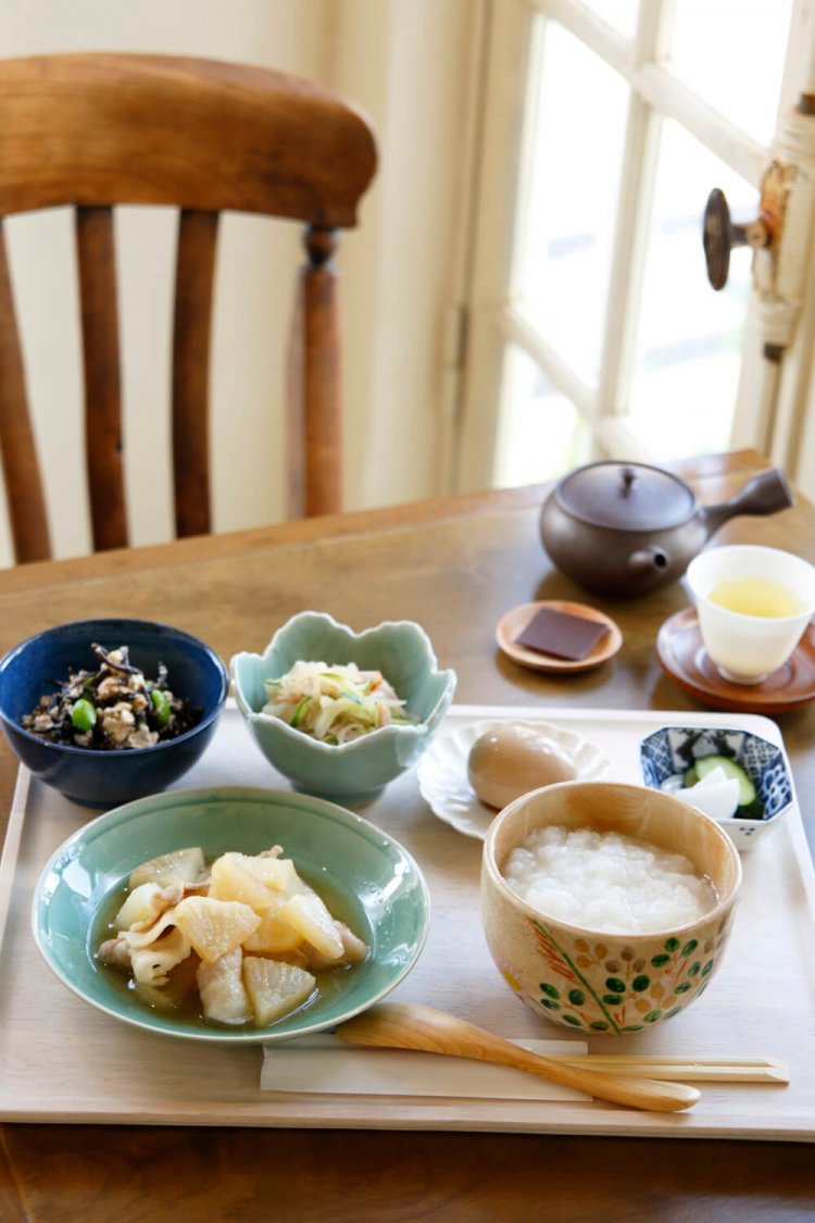 朝セットB（副菜2種）1000円はお茶＋チョコ付き。この日は豚バラと大根煮、切り干し大根のサラダとひじきの白和え、おかゆで。