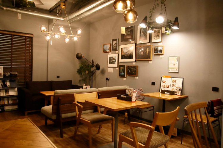 奥にソファ席とテーブル席あり。