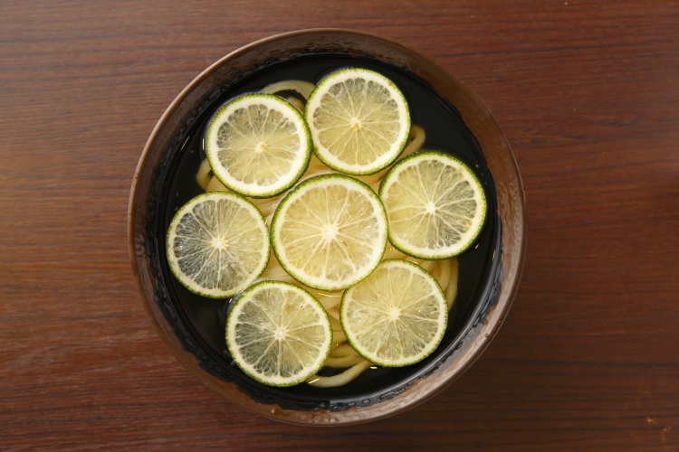 へべすうどん600円(小)日向の平兵衛さんが発見し、自宅で栽培したから平兵衛酢と名づけられた。果汁が多く、爽やかな酸味が特徴。