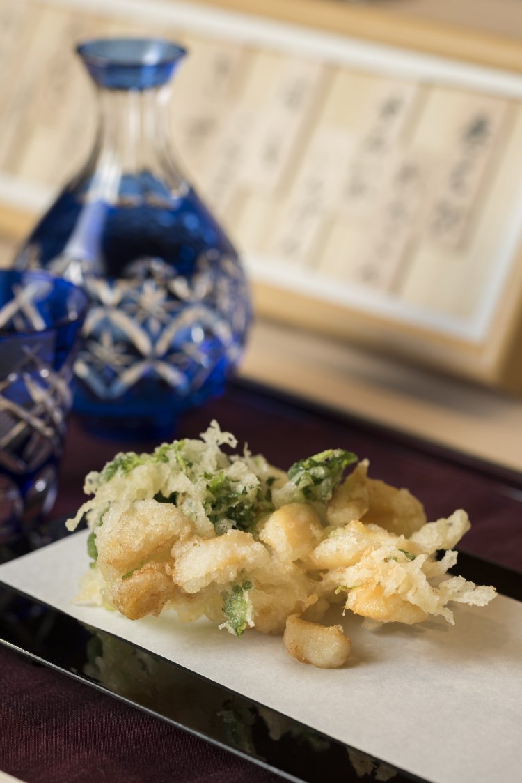 贅を尽くした会食向けのコース（7700～19000円）は、締めに小柱とミツバのかき揚げが。アテによし、天茶、天丼にもできる。