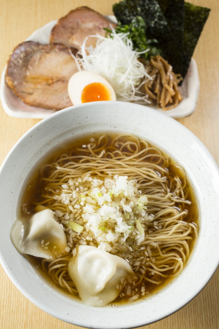 具が別添えで登場する、特製そめいよしの（醤油）1150円。