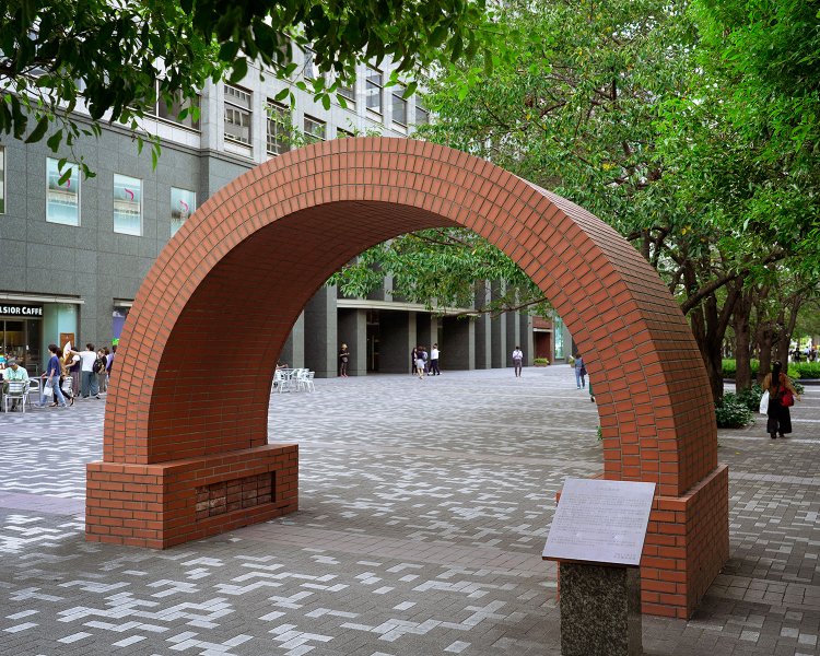 この地を流れた玉川上水暗渠を再現しているモニュメント!