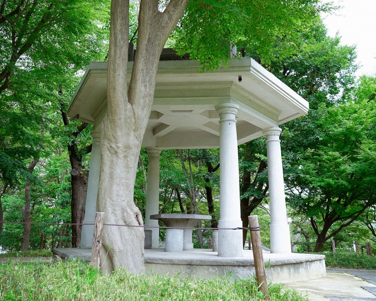 公園一の高所・富士見台にある六角堂。