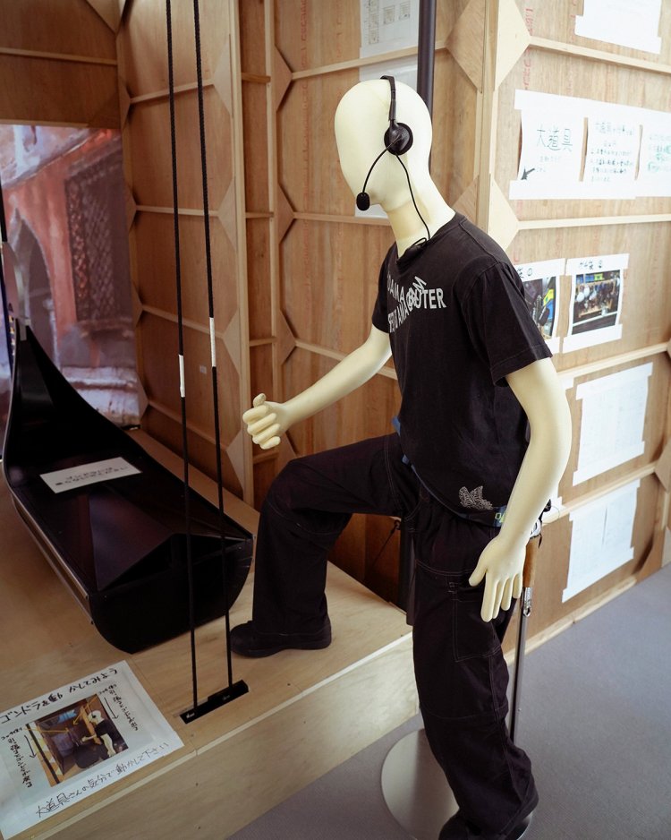 舞台裏風の空間で裏方の仕事を紹介する場所も。