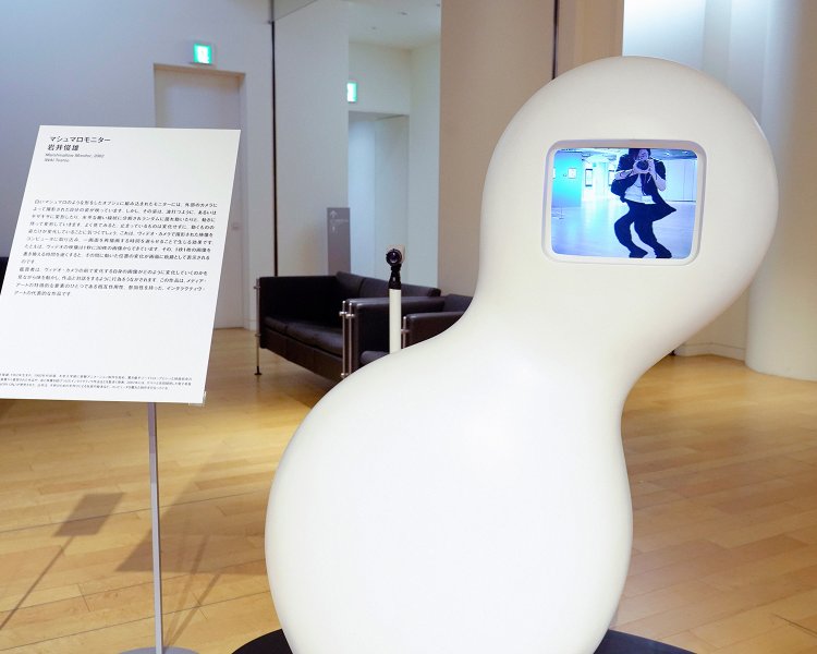 動きに応じて画面の中の自分の姿が変化する！ マシュマロモニター　岩井俊雄2002