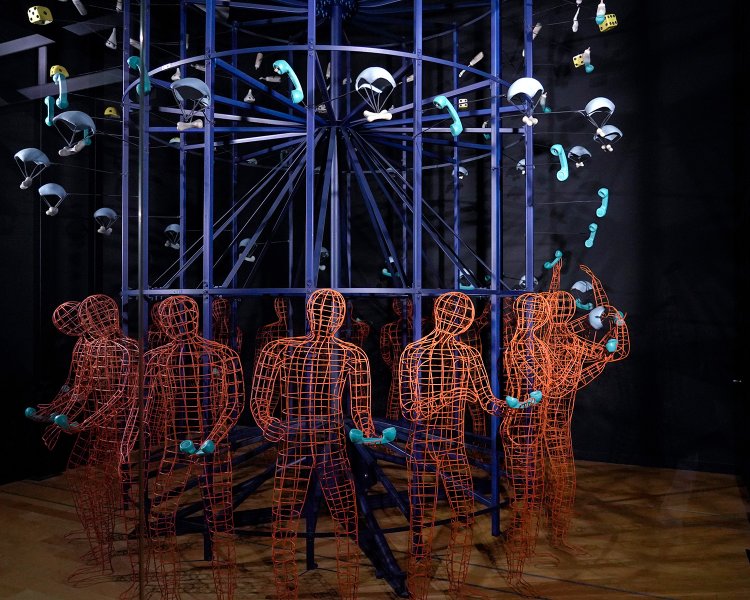 巨大な装置で立体アニメ的な光景を生む作品『ジャグラー』。