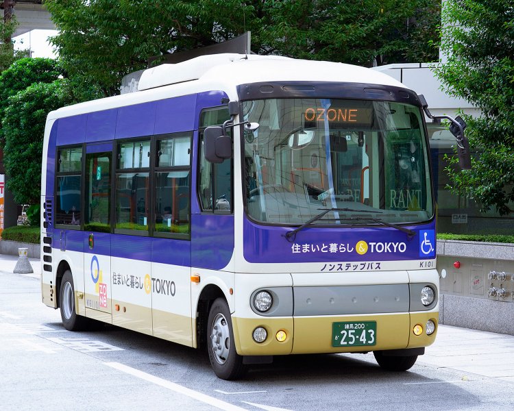 新宿駅西口のエルタワー前から10～15 分間隔で無料バスを運行