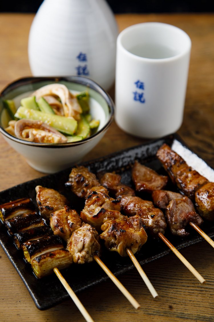 左からネギ、シビレなど串各100円。ガツ七味和え430円。麦焼酎・伝説お湯割り2合570円。