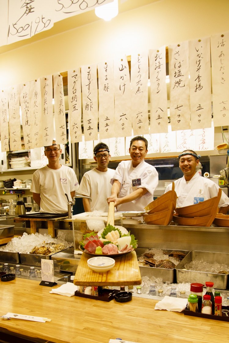 カウンター客には櫂（かい）で提供。メニューは100種以上。