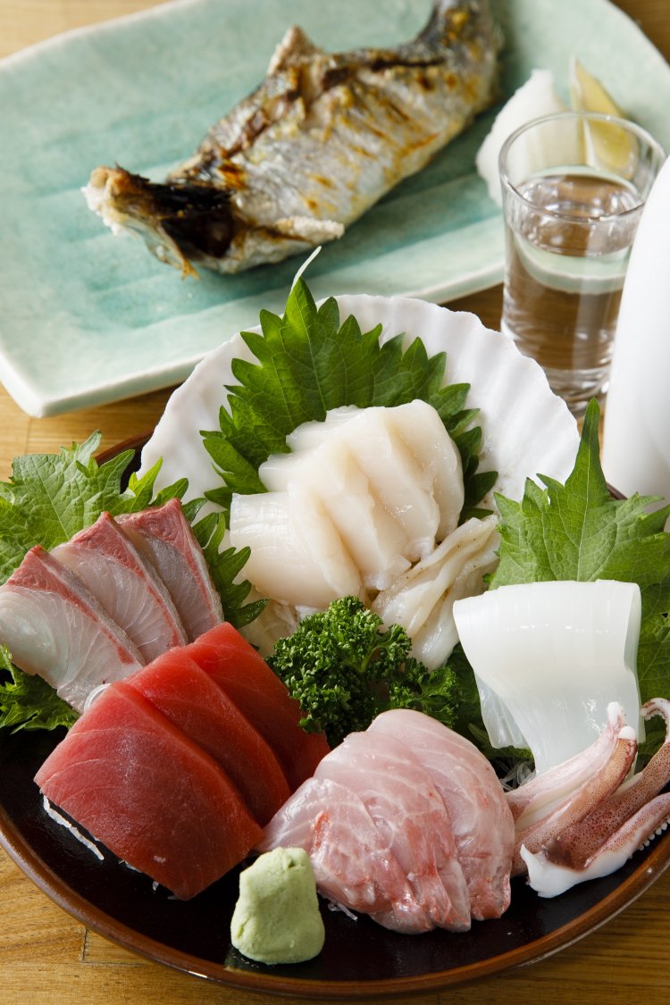 当日は本マグロやキンメなどが並んだ刺身の盛合せ2592円、生にしん焼き756円。上尾の地酒･文楽純米吟醸864円。