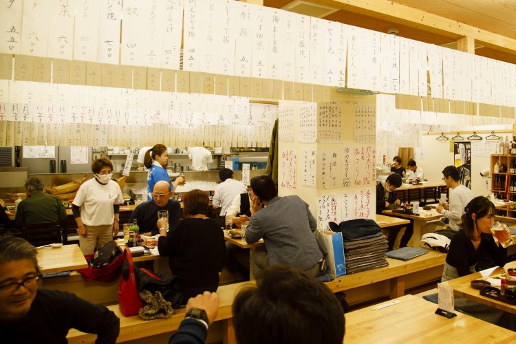 テーブル席は靴を脱いで座る。