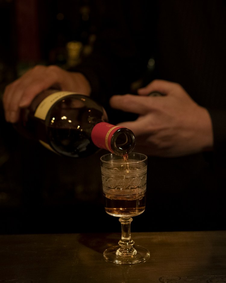 シェリー罇で熟成させたバルデスピノロン ビエホ1800円。ボディ感の厚いスペインラムの代表格。バカラのアンティークグラスも素敵。