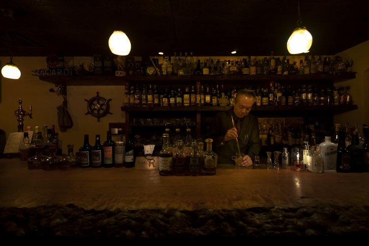 カウンターは、アフリカ産アパの一枚板。