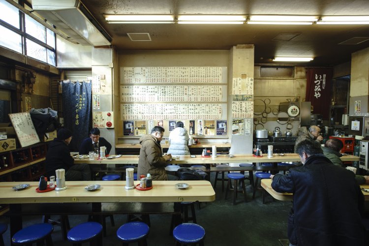 席数は60以上。すぐ隣にある「第二支店」を合わせると優に100を超える収容人数を誇る大箱酒場『いづみや』。