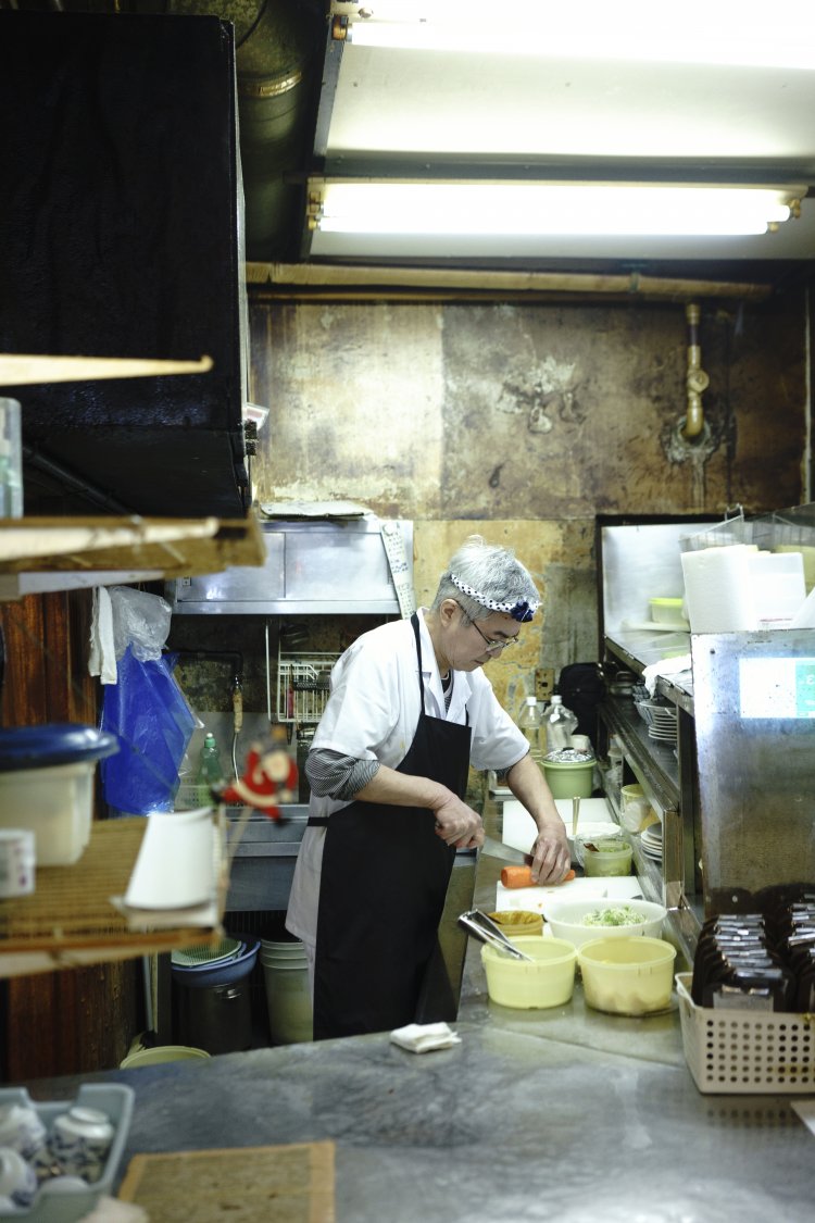厨房では一日を通し、料理人の手が休まることはない。