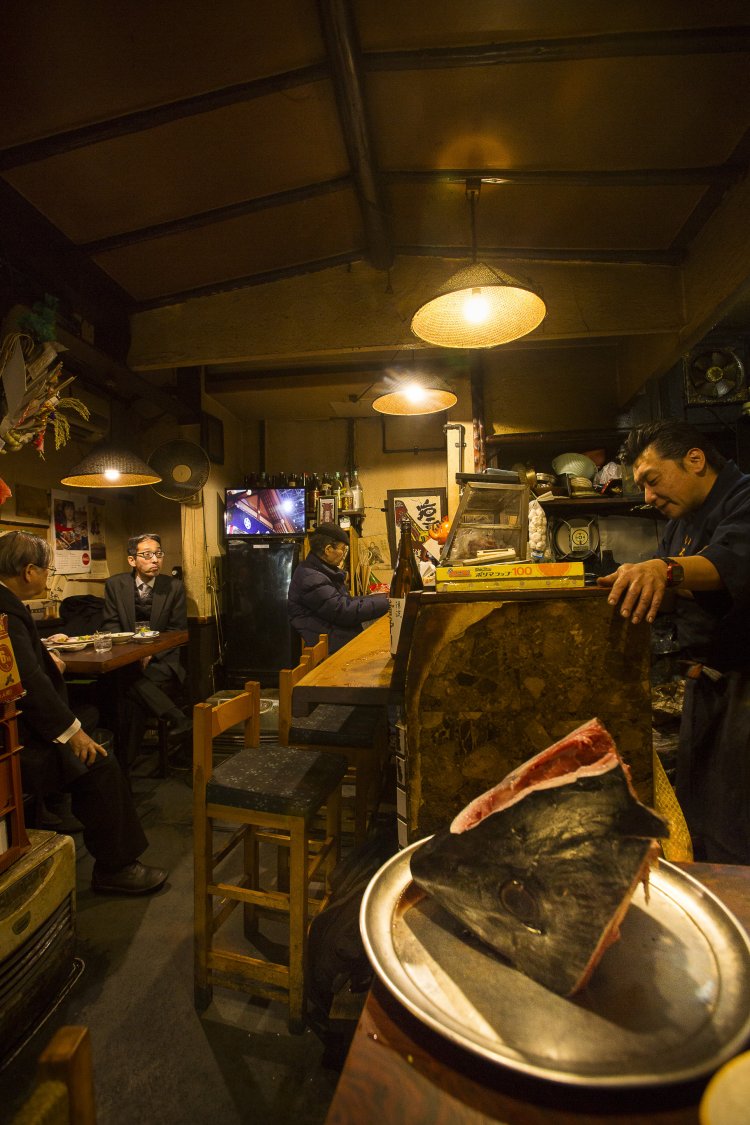 ２代目が寿司屋ということで、お客さん同士の距離が近い。ガラスケースには魚がずらり。