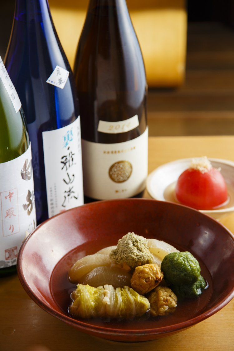 春菊のはんぺん300円、丸ごとトマト580円など。フレッシュで華やかな味の米沢・新藤酒造の九郎左衛門・裏雅山流など、銘酒とともに。