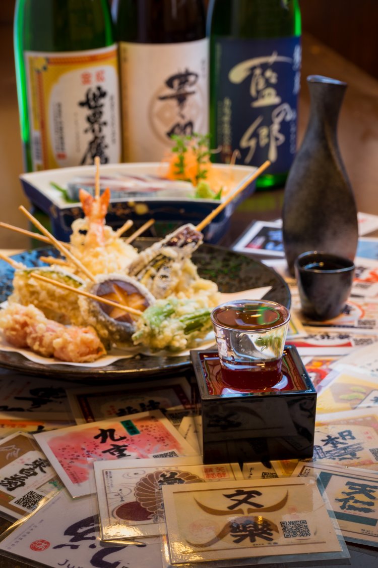 「世界鷹」「豊明」「藍の郷」各1合750円。魚介や野菜で25種ある串天ぷら1本150円。