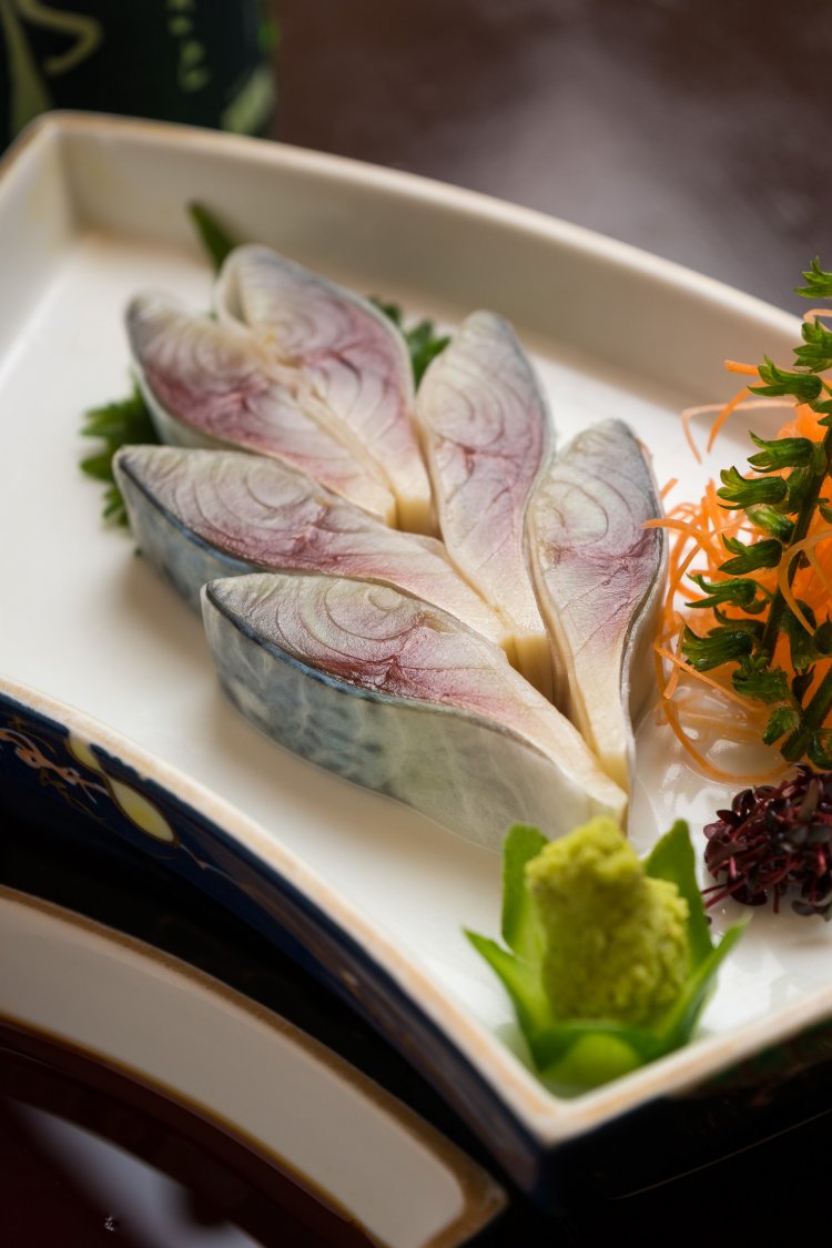 厚切りの〆さば木の葉造り700円は昔からの名物。