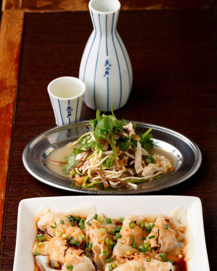 手前から干し貝柱と海老の茹でワンタン、パクチーと蒸し鶏の干し豆腐サラダ（いずれも400円）。