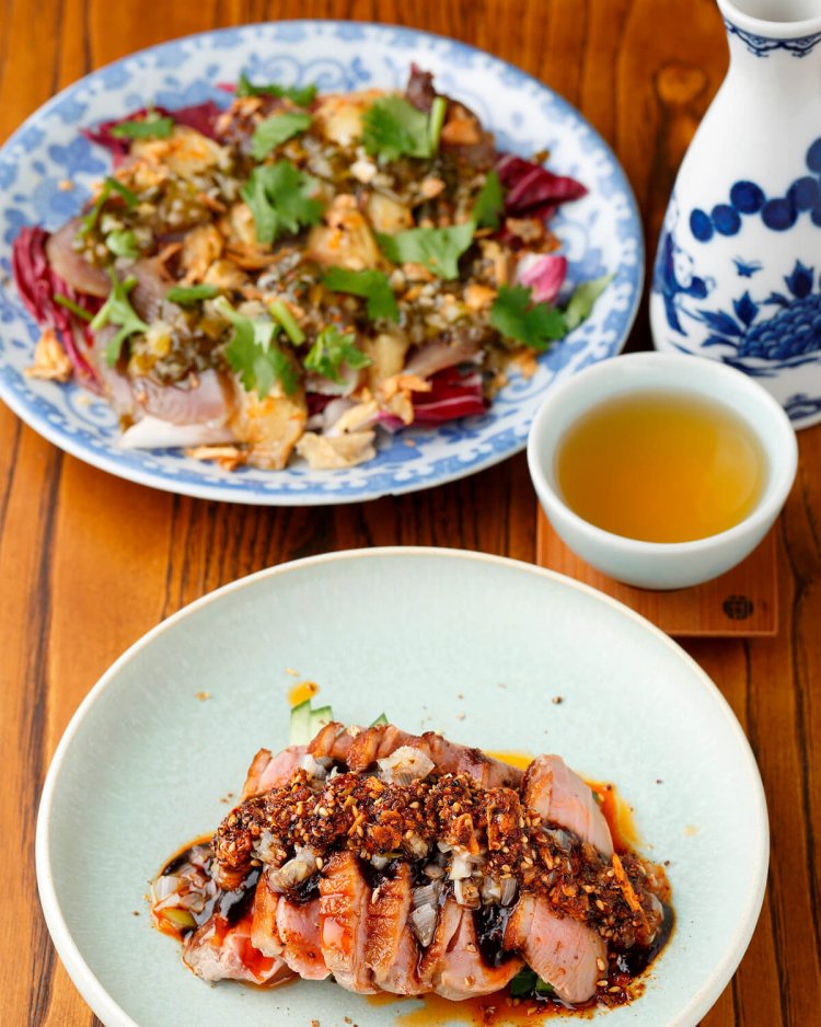 日本酒の長珍1000円に合わせて、手前からよだれ鴨850円。自家製のニラとレモングラス醤 が香る、鰹の生ハム焼き茄子のカルパッチョ800円。