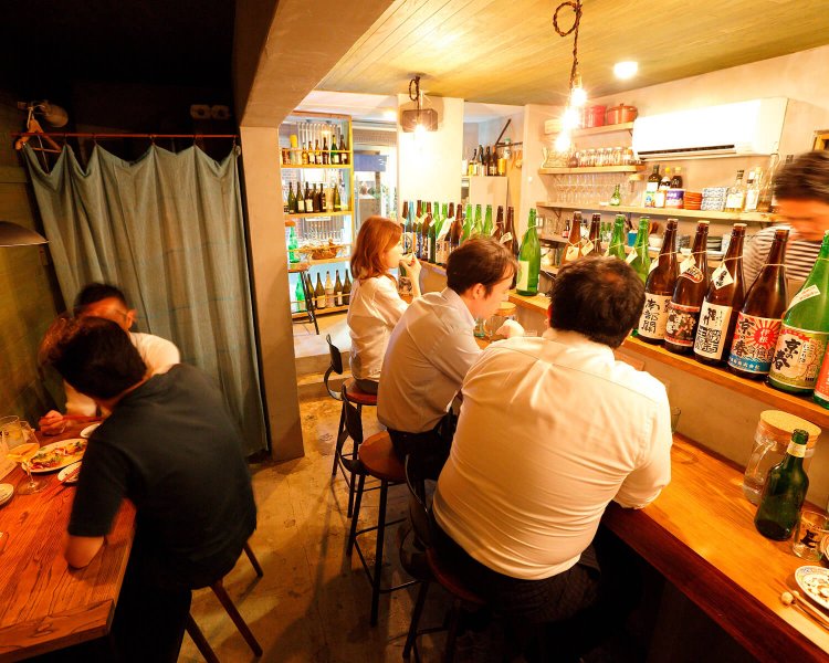 2019年2月に開店。一人でも居心地がいいぬくもりのある店内。