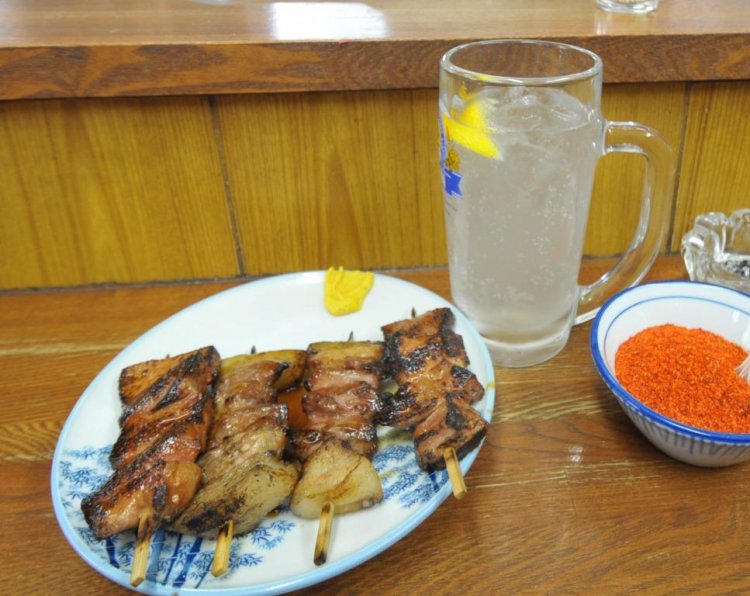 大きめサイズで食べごたえがある串焼きは、レモンサワーとの相性もピッタリ！