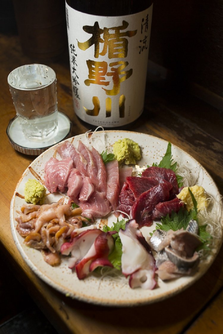 マグロの頭とサエズリ（のど肉）が楽しめるイロハ梅盛1000円。