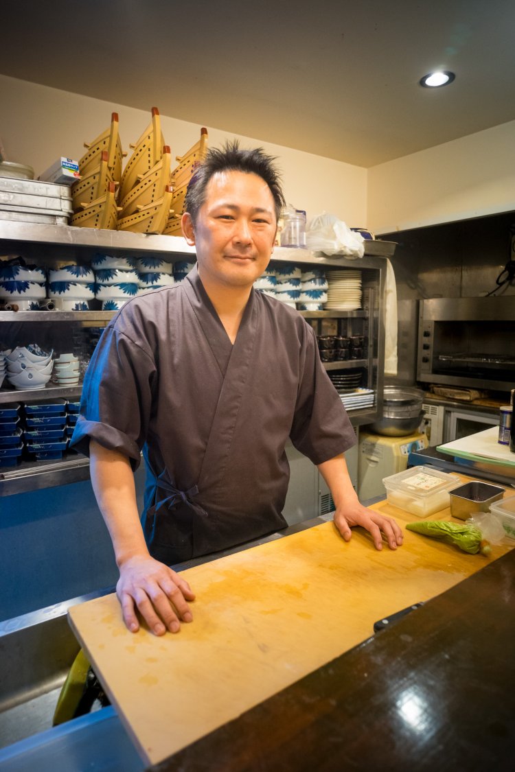 板場で調理を担当する３代目の安田大輔さん。