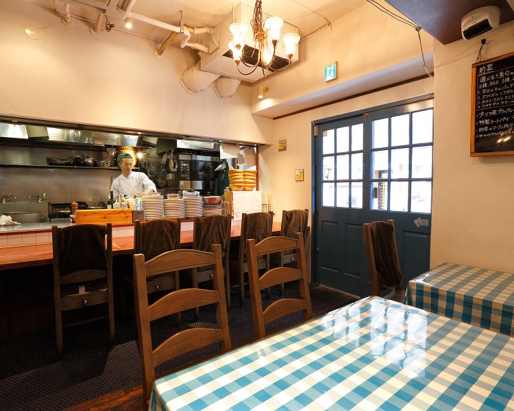 広いカウンターとテーブルが並ぶ店内。夜の名物はローストビーフだ。