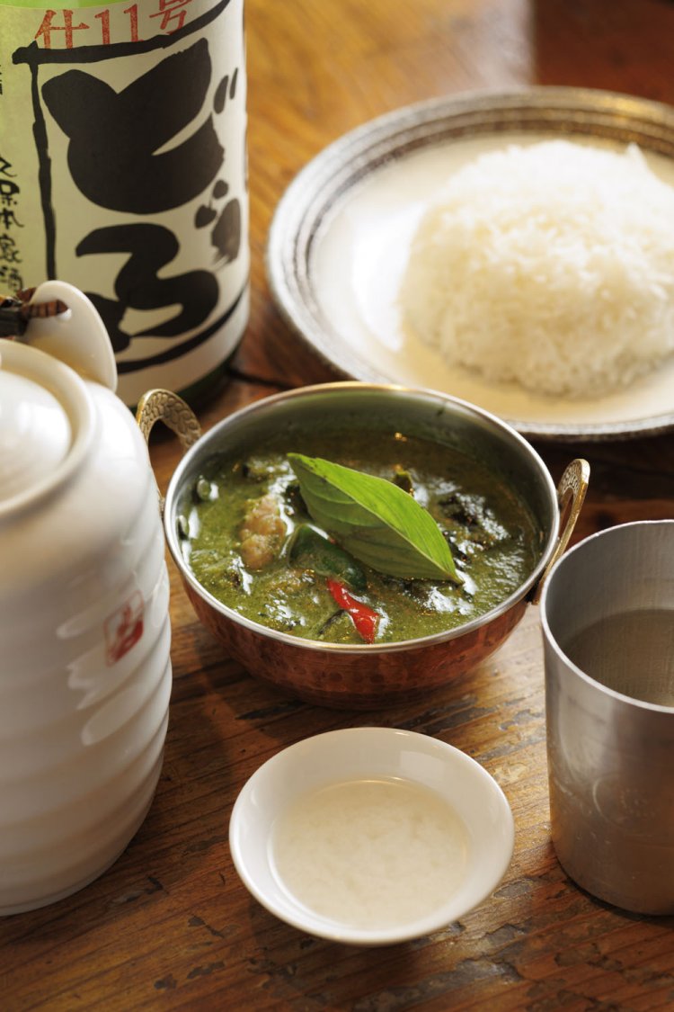 グリーンカレー1012円と「生酛のどぶ」1合1100円。