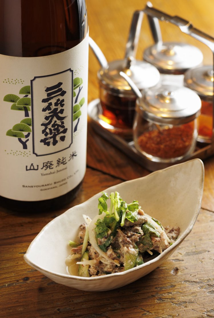 サバ缶と生ハーブのつまみ550円はイチオシの隠れメニュー。レモングラスの香りが「三笑楽」1合1100円と合う。