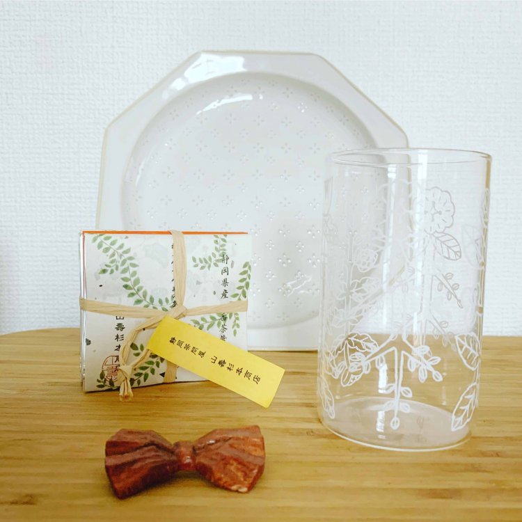 『Tipi Arbre』で購入したお皿とカップ、『tsugumi』で購入した木のブローチ、『あめつち』で購入したお茶。